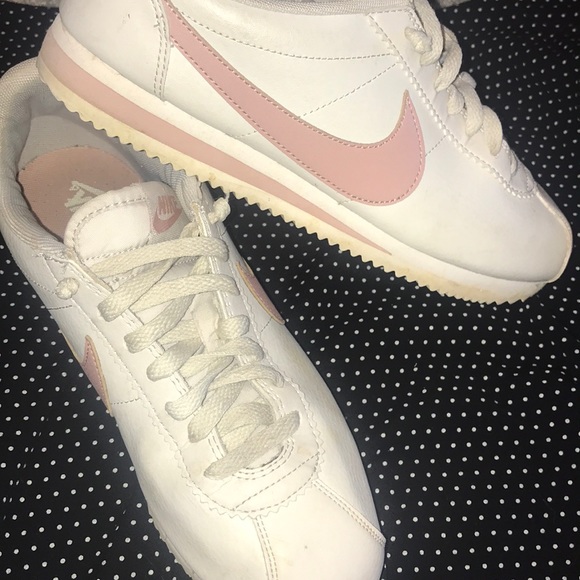 nike cream colour shoes